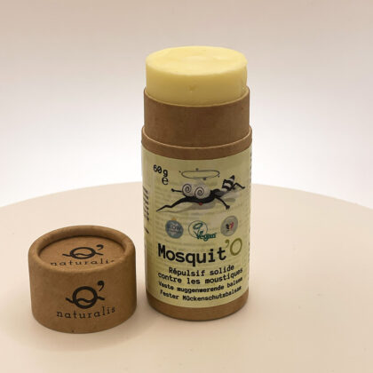 Répulsif solide contrte les moustiques, Mosquit'O, dans son tube push-up en carton recyclable et compostable